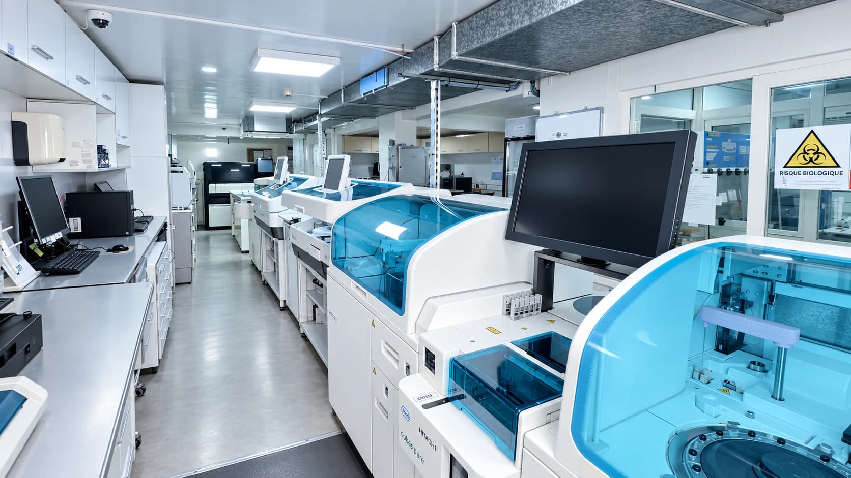 Vue d’ensemble du plateau technique du Laboratoire Bir Anzarane, avec l’allée centrale et les automates à capots bleus