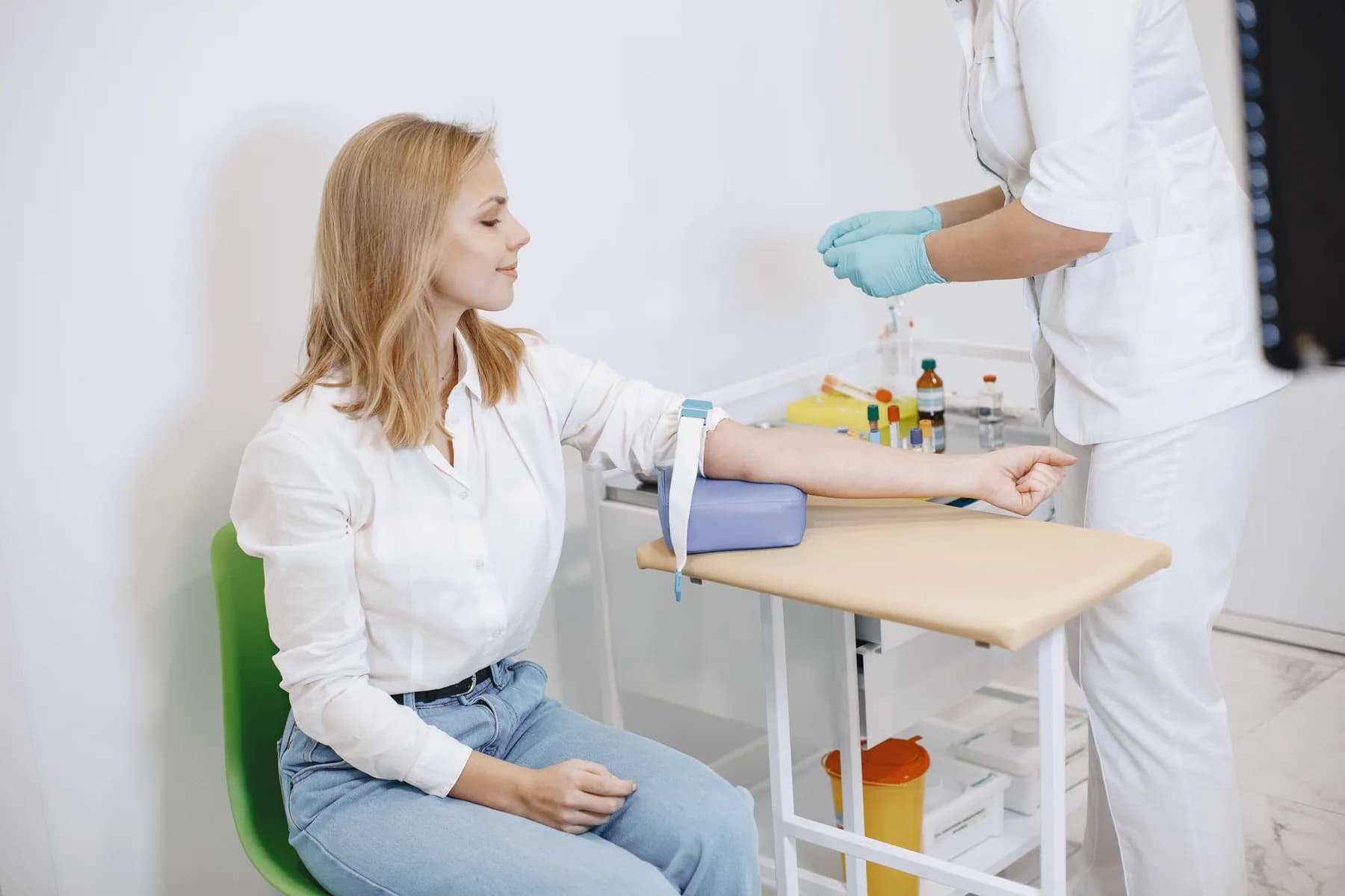 Professionnelle de santé préparant un prélèvement sanguin auprès d’une patiente