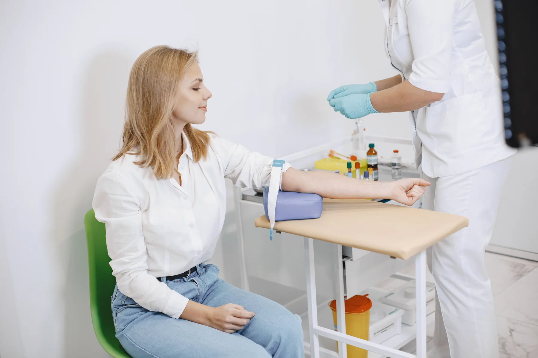 Professionnelle de santé préparant un prélèvement sanguin auprès d’une patiente